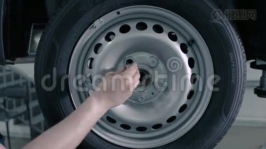 它用强力螺丝刀修理轮胎。视频
