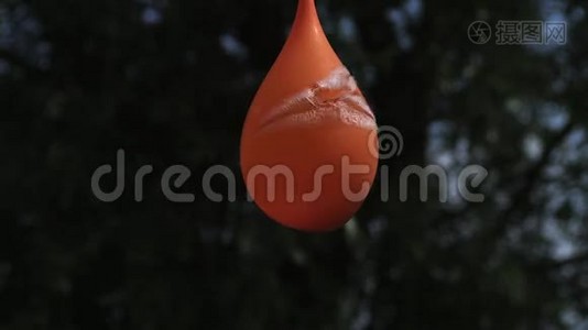 射破水充橙色气球.视频