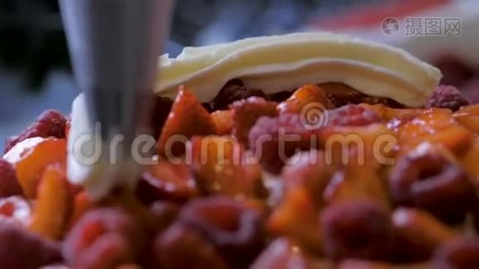 用浆果和奶油做甜点安娜·帕夫洛娃的过程视频