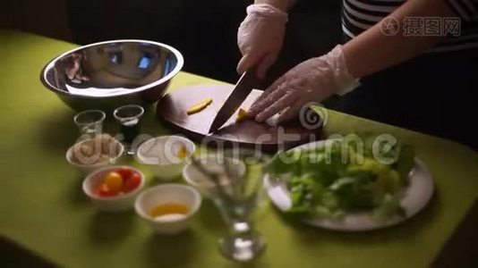 沙拉在碗里的填充成分。视频