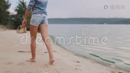 女人光着脚在岸上，光着脚牵手视频