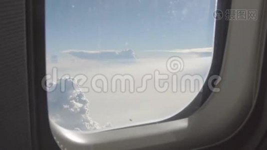 从飞机窗口飘来的云视频