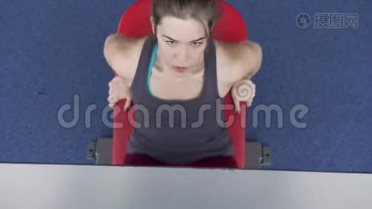 女子体操训练腿视频