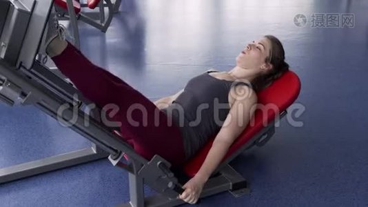 健身房里的贴身女子训练腿视频