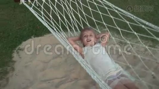 快乐的小女孩在吊床上摆动慢动作股票录像视频