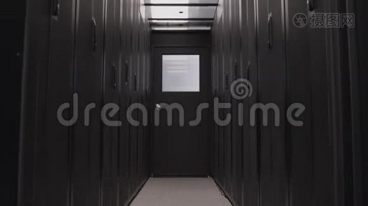 云数码存储数据中心服务器机房走廊视频