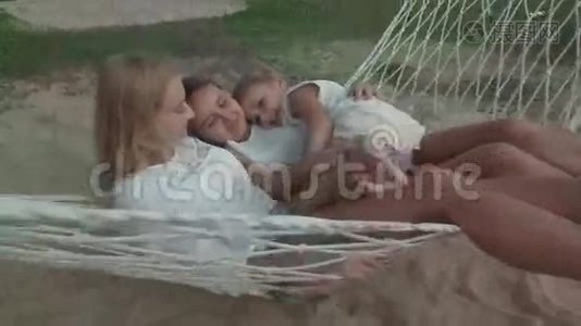 快乐的家庭在吊床股票视频视频视频