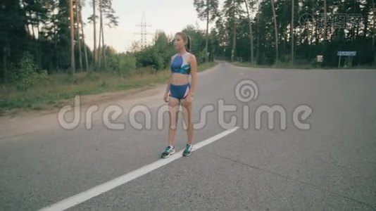 健身锻炼。 年轻女子在奔跑。 女跑步者在公园路上慢跑。 健身锻炼。 慢动作。视频