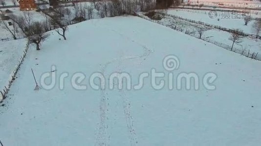 带着两个孩子拉雪橇的男人，山村，鸟瞰图视频