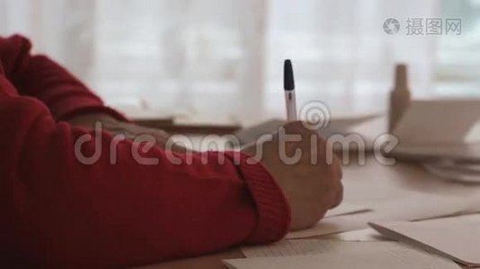 女人写在表格上视频