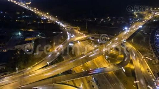 高速公路交汇处的交通。空中夜景时间跨度城市交通。超高密度视频