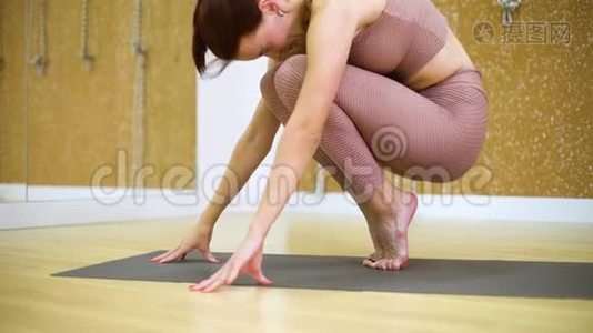 年轻女子在瑜伽课上慢动作练习瑜伽视频