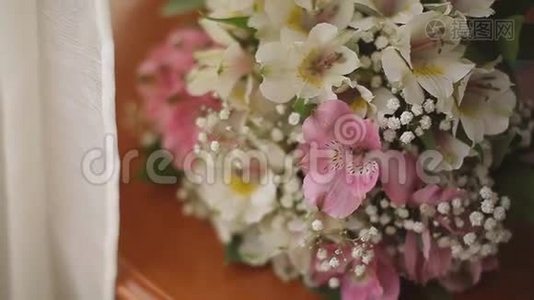 新娘花束背景上的结婚戒指。视频
