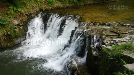 小山河上的瀑布.视频