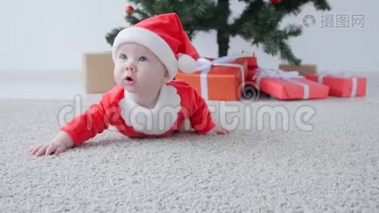 可爱的宝宝穿着圣诞老人的服装，看着视频