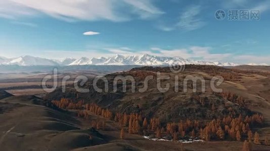 自然景观：山地地形，多山积雪覆盖的山峰视频