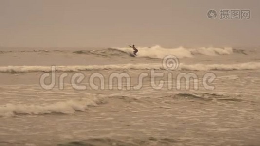 冲浪者在巴厘岛的海滩上慢动作视频