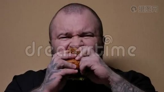 有胡子的人在吃汉堡包。 4KUHD。视频