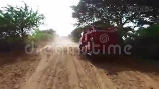 缅甸Bagan公路上的车视频