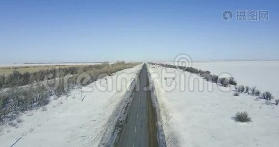 提供自动鸟瞰的冬季雪道视频