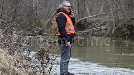 河边有智能手机的环境检查员视频