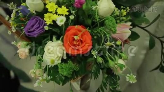 结婚的玫瑰花束。 婚礼当天新娘`花束。 不同的花束。 美丽的粉红色和视频