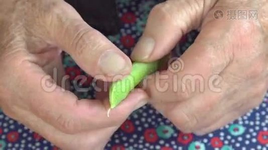 老手剥绿豌豆视频