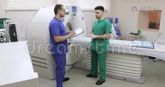 4K两位医生在一个有CT扫描仪的房间里。视频