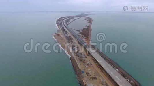 建造克里米亚桥，从克尔奇海峡建筑工地顶部的德罗尼俯瞰视频