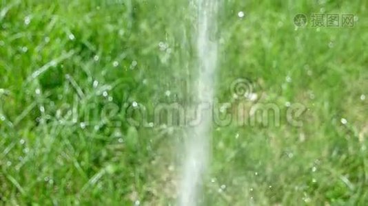 索洛莫水。 草坪洒水在绿草上喷水.. 灌溉系统工作。视频