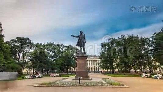 俄罗斯圣彼德堡伊斯库斯特夫艺术广场上亚历山大·普希金时间超移动纪念碑视频