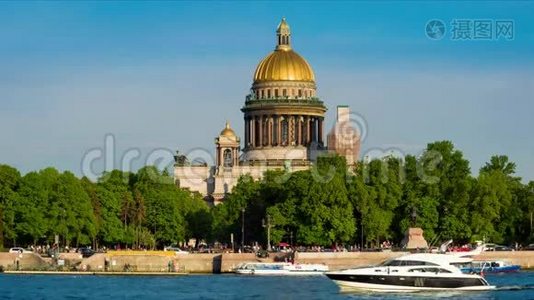 尼瓦河和圣以萨克大教堂`景色。 俄罗斯圣彼得堡视频