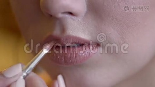 为年轻新娘化妆-嘴唇特写涂口红铅笔视频