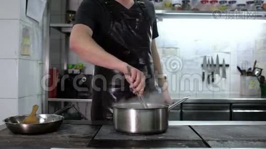 厨师在厨房里做意大利面视频