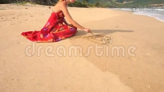 穿红衣服的女人在潮湿的沙滩上画心视频