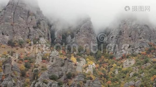 中国的山脉景观。 中枪。 中国境内有雾、森林背景的落基山脉视频