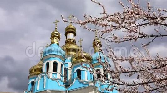 东正教寺庙，寺庙上方的云彩，金色的圆顶，时间推移，外部，从下面的视图，通过视图。视频