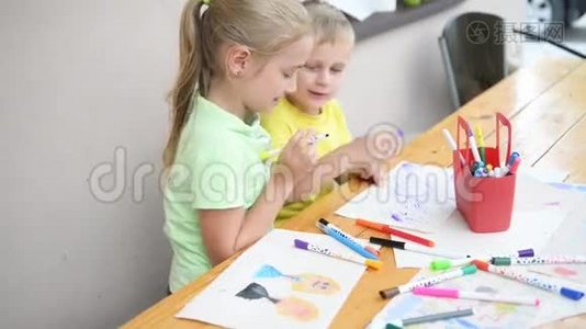孩子们用铅笔画画视频