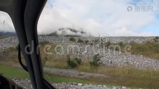 新西兰直升机窗口的青山全景。视频