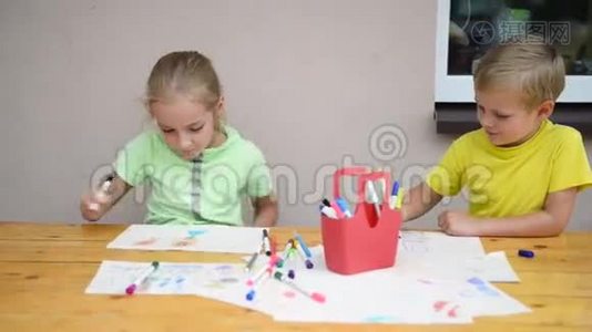 孩子们用铅笔画画视频