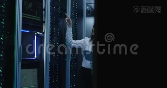 两名妇女在一个数据中心工作，那里有一排服务器架视频