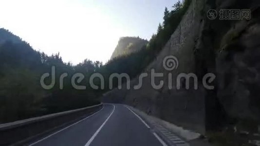 在山路上行驶很长时间视频