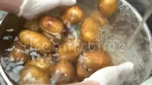 手洗土豆。视频