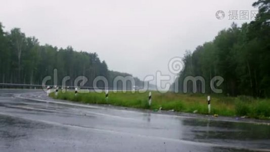 汽车冒雨在路上行驶视频