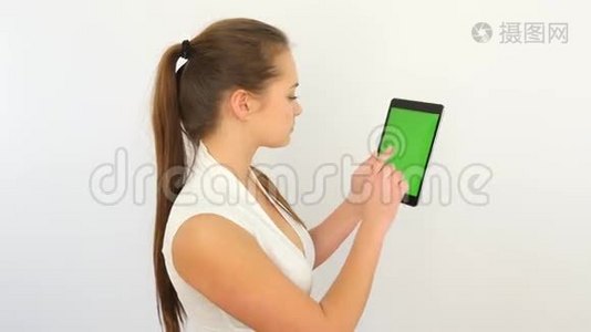 商业女性使用平板电脑视频