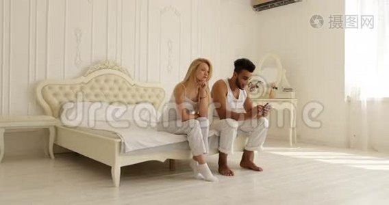 年轻夫妇关系问题冲突坐在床上争吵不开心混在一起男人女人消极情绪视频