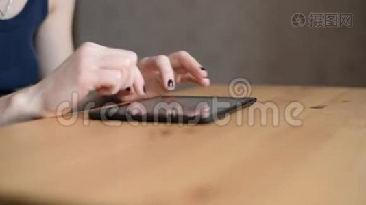 女人用平板电脑视频