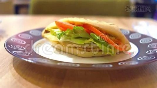 番茄、生菜和鸡肉三明治4K视频视频