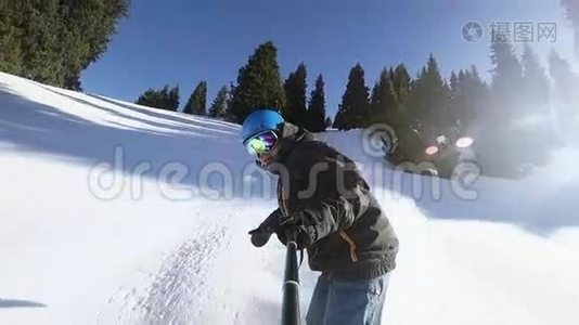 用GoPro的粉末将极端滑雪者的车拉近视频