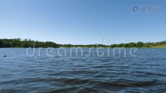 夏日美丽的湖景。 暗湖水面，绿树高碧空.. 瑞典，视频